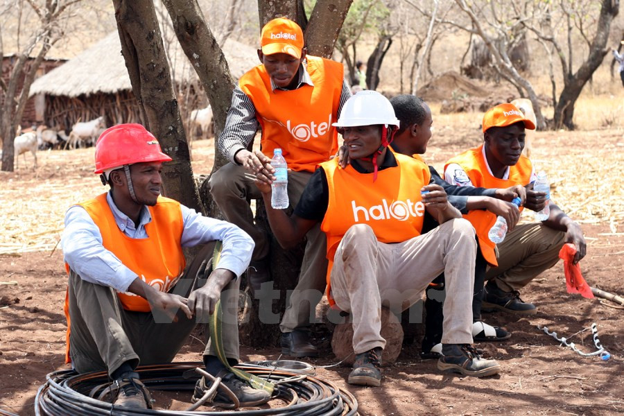 400 expertos vietnamitas y mil 600 empleados locales trabajaron para la apertura de Halotel. (Fuente: VNA)