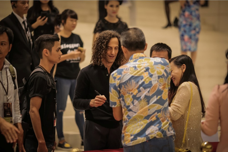 Kenny G regala autógrafo a fanes. 