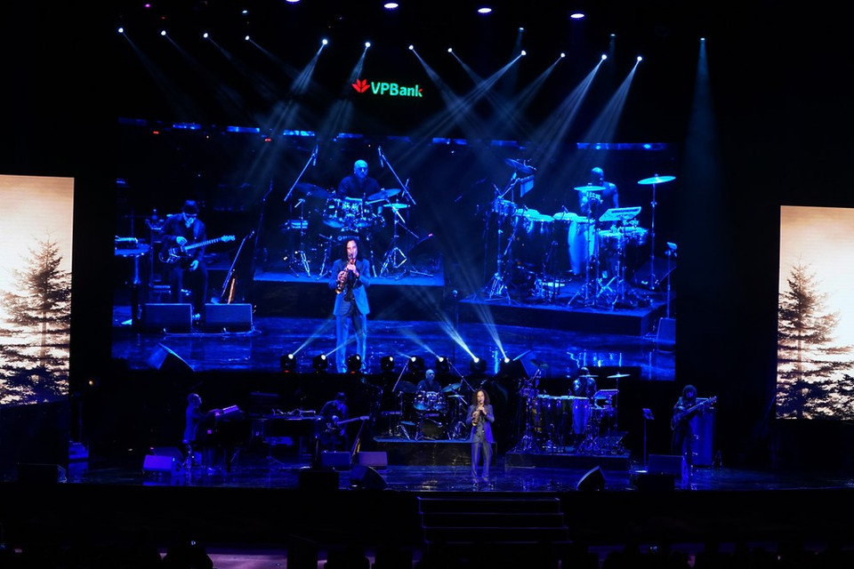 Como lo prometido, Kenny G muestra la capacidad de mantener una nota en largo tiempo, talento con el que escribió su nombre en el libro Guiness.