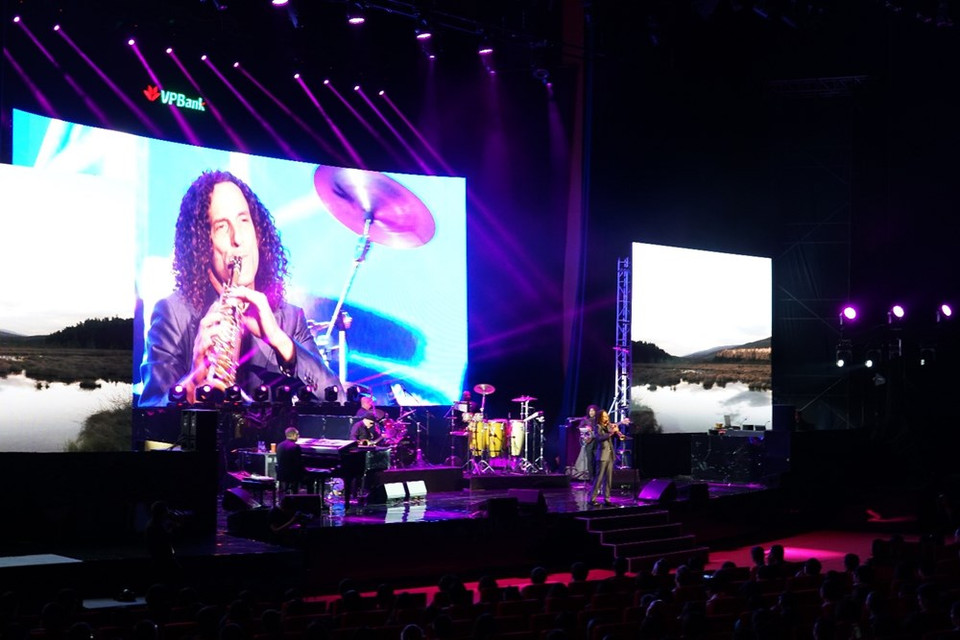 Las célebres piezas del ganador de Grammy, tales como Going Home, Forever in Love, Havana,… fueron interpretadas. 