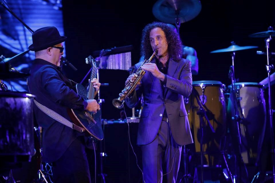 Kenny G improvisa con la banda.