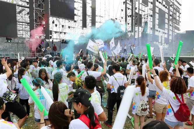 Miles de jóvenes se disfrazaron de la cabeza a los pies con polvo multicolor durante la carrera Color Me Run, efectuada en la ciudad de Ha Long, provincia norvietnamita de Quang Ninh, para recaudar fondos a favor de las víctimas del Agente Naranja/ Dioxina (Fuente: VNA)