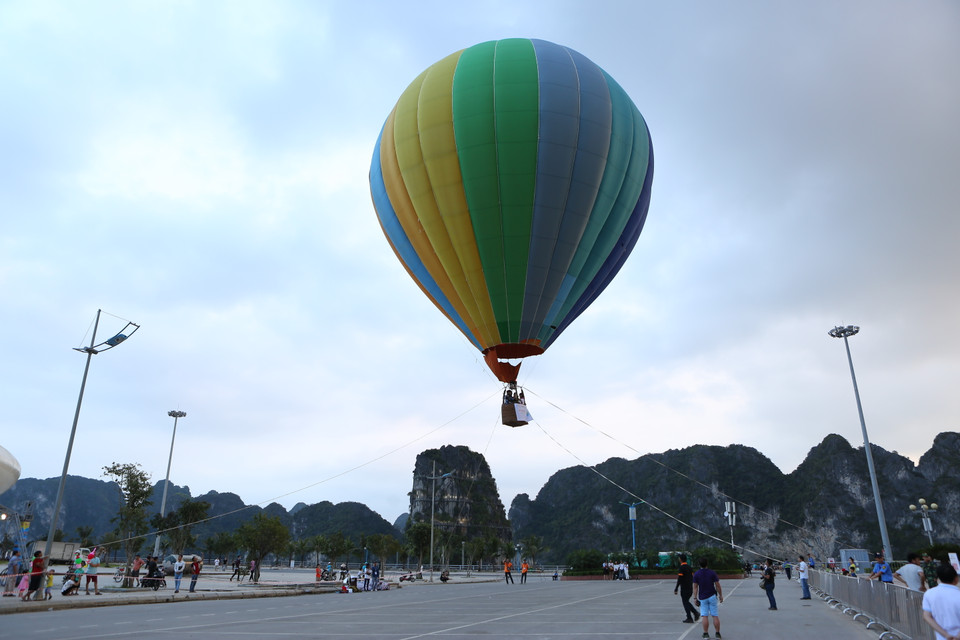 El globo aerostático asciende por el cielo de la ciudad de Ha Long, que con el marco imponente de la homónima Bahía- una de las siete Marravillas Naturales del mundo- de fondo se convierte en un paisaje increíble y en un punto panorámico al que sólo acceden los que se animan a una aventura diferente (Fuente: VNA)