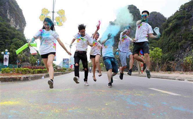 Miles de jóvenes se disfrazaron de la cabeza a los pies con polvo multicolor durante la carrera Color Me Run, efectuada en la ciudad de Ha Long, provincia norvietnamita de Quang Ninh, para recaudar fondos a favor de las víctimas del Agente Naranja/ Dioxina (Fuente: VNA)