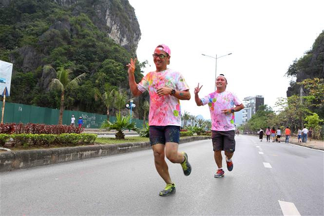 Miles de jóvenes se disfrazaron de la cabeza a los pies con polvo multicolor durante la carrera Color Me Run, efectuada en la ciudad de Ha Long, provincia norvietnamita de Quang Ninh, para recaudar fondos a favor de las víctimas del Agente Naranja/ Dioxina (Fuente: VNA)