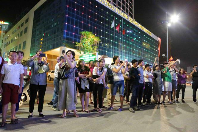 El recorrido de 12 carros bellamente decorados con flores por las calles del barrio de Bai Chay, en la ciudad de Ha Long, provincia nortevietnamita de Quang Ninh, atrajo la atención de numerosos turistas (Fuente: VNA)