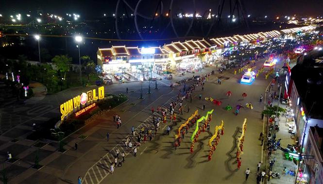El recorrido de 12 carros bellamente decorados con flores por las calles del barrio de Bai Chay, en la ciudad de Ha Long, provincia nortevietnamita de Quang Ninh, atrajo la atención de numerosos turistas (Fuente: VNA)