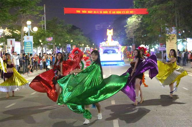 El recorrido de 12 carros bellamente decorados con flores por las calles del barrio de Bai Chay, en la ciudad de Ha Long, provincia nortevietnamita de Quang Ninh, atrajo la atención de numerosos turistas (Fuente: VNA)