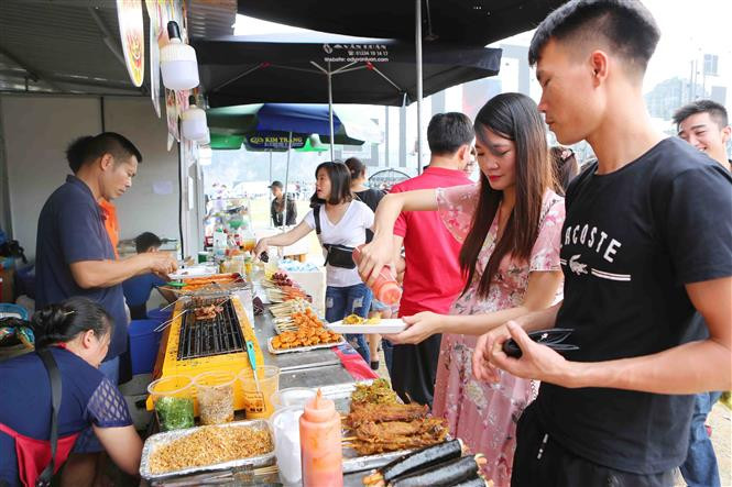 Quienes se decidan a recorrer los 100 pabellones, incluidos 30 extranjeros, no se resistirán a probar los diversos platos de la cocina local y de Japón, Corea del Sur, Singapur, Camboya, Laos y otros países de la región (Fuente: VNA)