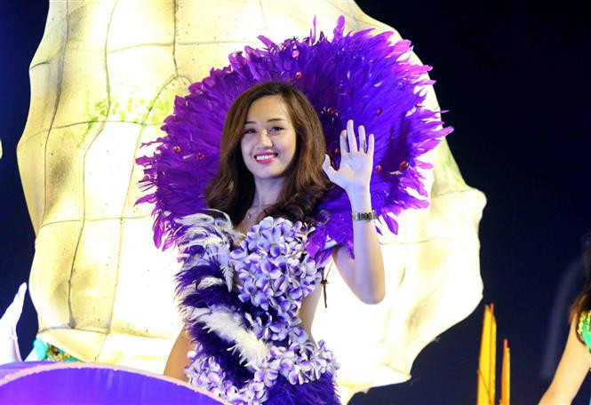 El recorrido de 12 carros bellamente decorados con flores por las calles del barrio de Bai Chay, en la ciudad de Ha Long, provincia nortevietnamita de Quang Ninh, atrajo la atención de numerosos turistas (Fuente: VNA)