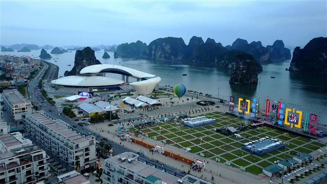 Desde las alturas es posible tener una vista diferente de la famosa Bahía vietnamita de Ha Long, con un paseo en globo aerostático (Fuente: VNA)