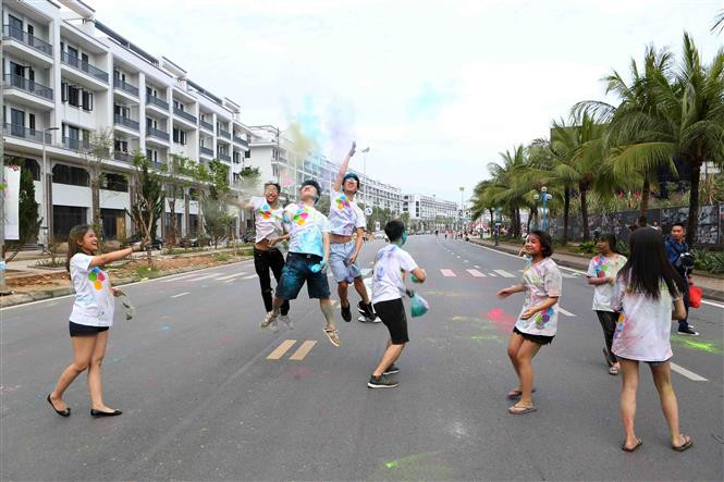 Miles de jóvenes se disfrazaron de la cabeza a los pies con polvo multicolor durante la carrera Color Me Run, efectuada en la ciudad de Ha Long, provincia norvietnamita de Quang Ninh, para recaudar fondos a favor de las víctimas del Agente Naranja/ Dioxina (Fuente: VNA)