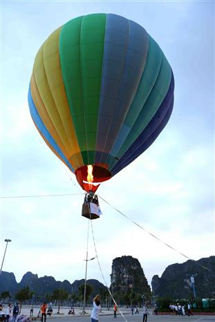 ##s###El globo va calentándose paulatinamente y comienza el ascenso. La canasta se balancea, muy suavemente. Con un grado más se sube, con unos menos comienza el descenso (Fuente: VNA)