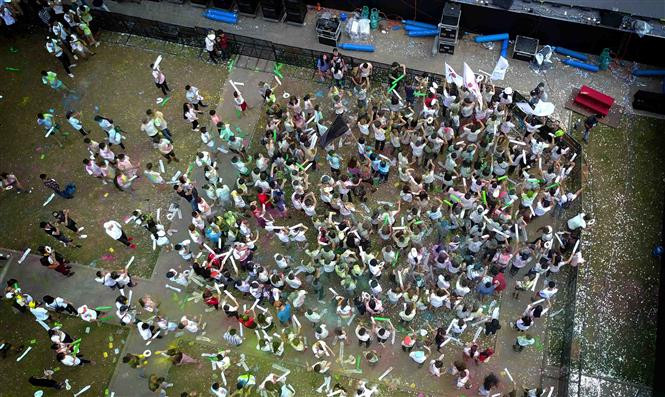 Miles de jóvenes se disfrazaron de la cabeza a los pies con polvo multicolor durante la carrera Color Me Run, efectuada en la ciudad de Ha Long, provincia norvietnamita de Quang Ninh, para recaudar fondos a favor de las víctimas del Agente Naranja/ Dioxina (Fuente: VNA)