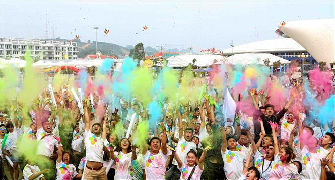 Miles de jóvenes se disfrazaron de la cabeza a los pies con polvo multicolor durante la carrera Color Me Run, efectuada en la ciudad de Ha Long, provincia norvietnamita de Quang Ninh, para recaudar fondos a favor de las víctimas del Agente Naranja/ Dioxina (Fuente: VNA)