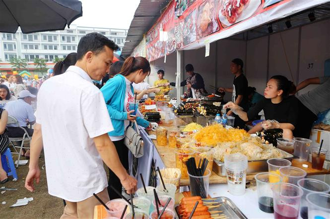 Quienes se decidan a recorrer los 100 pabellones, incluidos 30 extranjeros, no se resistirán a probar los diversos platos de la cocina local y de Japón, Corea del Sur, Singapur, Camboya, Laos y otros países de la región (Fuente: VNA)
