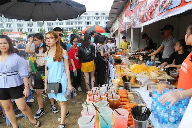 Quienes se decidan a recorrer los 100 pabellones, incluidos 30 extranjeros, no se resistirán a probar los diversos platos de la cocina local y de Japón, Corea del Sur, Singapur, Camboya, Laos y otros países de la región (Fuente: VNA)