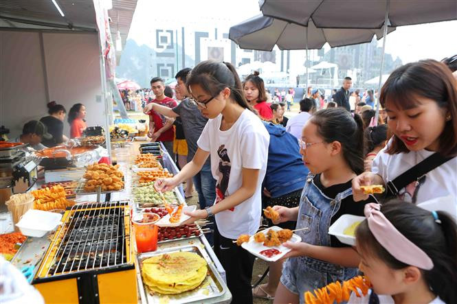 ##s###Quienes se decidan a recorrer los 100 pabellones, incluidos 30 extranjeros, no se resistirán a probar los diversos platos de la cocina local y de Japón, Corea del Sur, Singapur, Camboya, Laos y otros países de la región (Fuente: VNA)