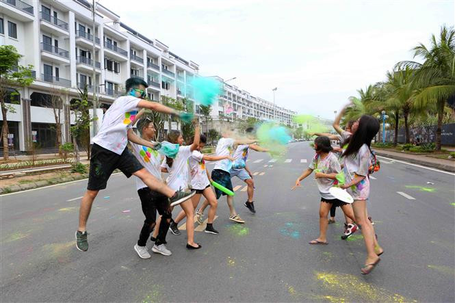 Miles de jóvenes se disfrazaron de la cabeza a los pies con polvo multicolor durante la carrera Color Me Run, efectuada en la ciudad de Ha Long, provincia norvietnamita de Quang Ninh, para recaudar fondos a favor de las víctimas del Agente Naranja/ Dioxina (Fuente: VNA)