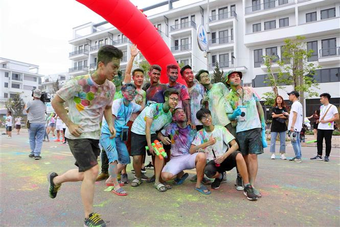 Miles de jóvenes se disfrazaron de la cabeza a los pies con polvo multicolor durante la carrera Color Me Run, efectuada en la ciudad de Ha Long, provincia norvietnamita de Quang Ninh, para recaudar fondos a favor de las víctimas del Agente Naranja/ Dioxina (Fuente: VNA)