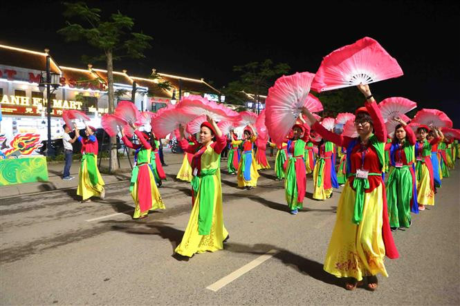 El recorrido de 12 carros bellamente decorados con flores por las calles del barrio de Bai Chay, en la ciudad de Ha Long, provincia nortevietnamita de Quang Ninh, atrajo la atención de numerosos turistas (Fuente: VNA)