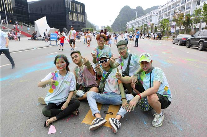Miles de jóvenes se disfrazaron de la cabeza a los pies con polvo multicolor durante la carrera Color Me Run, efectuada en la ciudad de Ha Long, provincia norvietnamita de Quang Ninh, para recaudar fondos a favor de las víctimas del Agente Naranja/ Dioxina (Fuente: VNA)