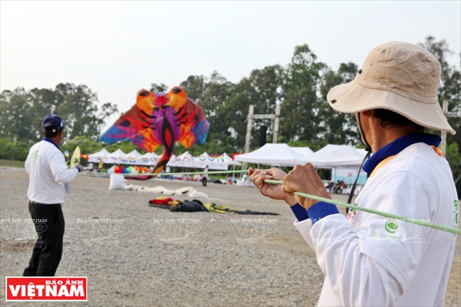 Esta cometa de artistas vietnamitas tiene longitud de 40 metros 