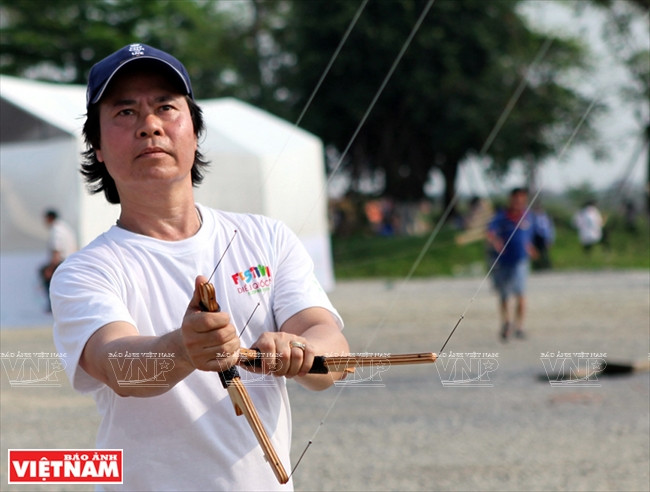 Un artista pone toda atención al control de la cometa 