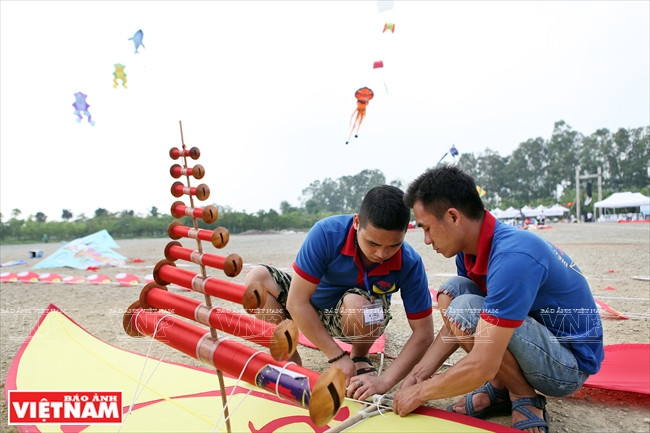 Artistas vietnamitas cuelgan flautas en sus cometas, así que cuando volatean, suena el instrumento gracias al viento 