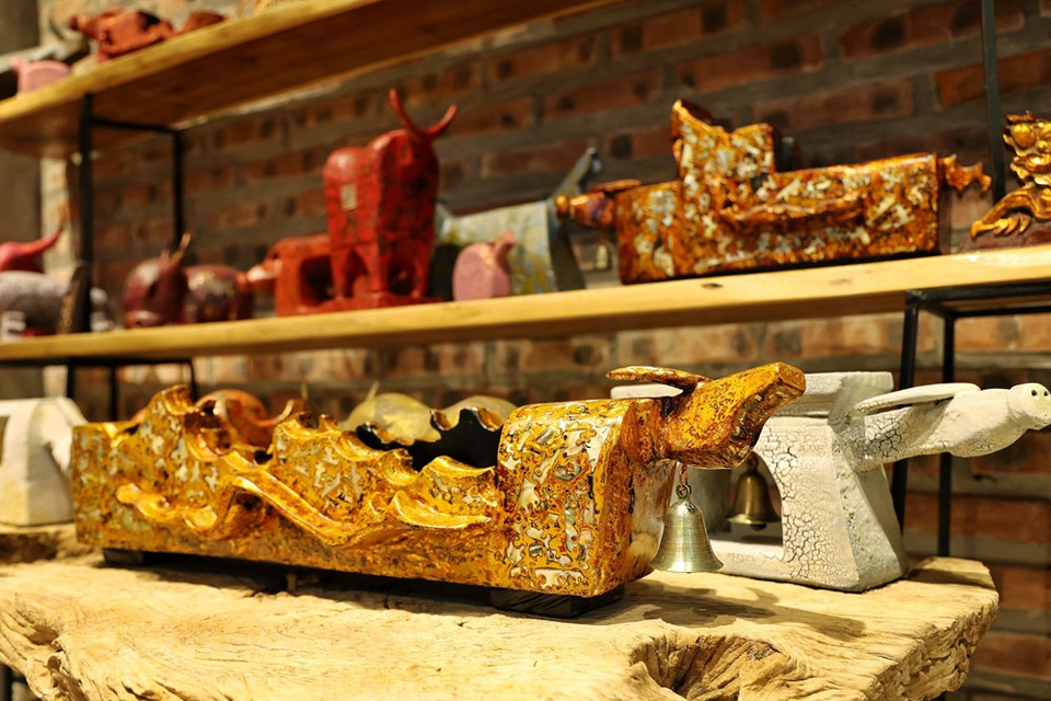 Con más de 20 años de experiencia en el sector, Nguyen Tan Phat sigue siendo tan apasionado como el primer día e intenta esforzarse por el desarrollo de la artesanía nacional. En el próximo tiempo, el artesano también plantea combinar el arte de laca con la creación de títeres y marionetas. De acuerdo con el artesano Nguyen Tan Phat, sin un fuerte espíritu laboral y una sensibilidad artística, es muy difícil elaborar cientos de obras vívidas en el arte de laca. Además, para conquistar la atención especial del público, es necesario que cada artesano posea una gran creatividad y conocimiento en el campo. (Fuente:Vietnam+)