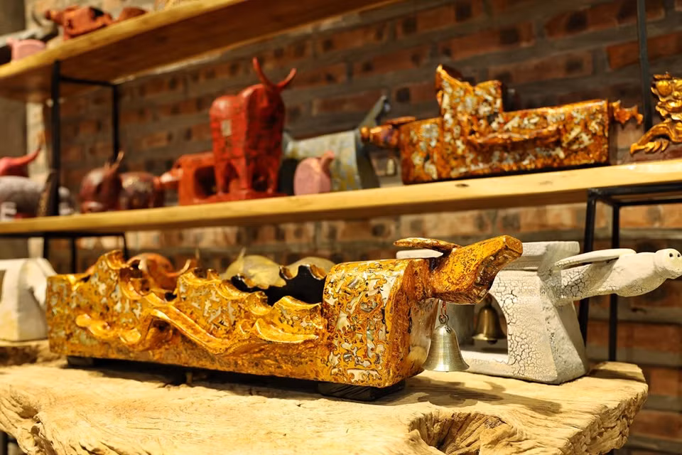 Con más de 20 años de experiencia en el sector, Nguyen Tan Phat sigue siendo tan apasionado como el primer día e intenta esforzarse por el desarrollo de la artesanía nacional. En el próximo tiempo, el artesano también plantea combinar el arte de laca con la creación de títeres y marionetas. De acuerdo con el artesano Nguyen Tan Phat, sin un fuerte espíritu laboral y una sensibilidad artística, es muy difícil elaborar cientos de obras vívidas en el arte de laca. Además, para conquistar la atención especial del público, es necesario que cada artesano posea una gran creatividad y conocimiento en el campo. (Fuente:Vietnam+)
