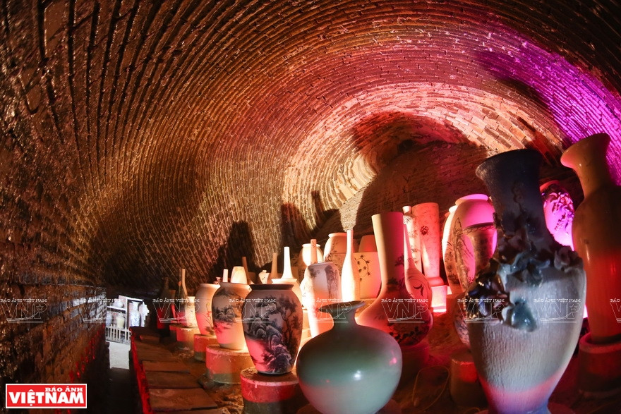 Los productos cerámicos se encuentran decorados en el interior del horno antiguo con forma de calabaza, lo que capta la atención especial de los viajeros. (Fuente: VNA)