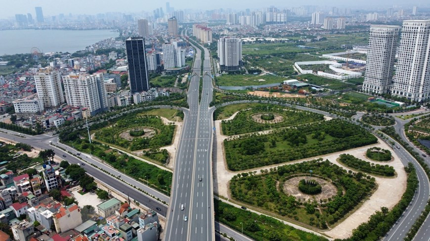 La calle de Vo Chi Cong luce casi despoblada de vehículos en los días de implementación de la Directiva 17/CT-UBND del Comité Popular de Hanoi. (Fuente: VNA)