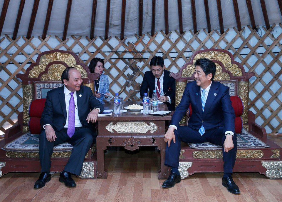 El primer ministro de Vietnam, Nguyen Xuan Phuc, dialogó con su homólogo japonés Shinzo Abe al margen del ASEM 11, el 15 de julio de 2016 en Mongolia. (Foto: VNA)