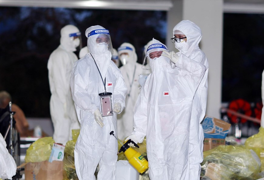 Un momento de descanso de una doctora del hospital campaña número 3 en la ciudad de Thu Duc después de cumplir su turno. (Foto: VNA)