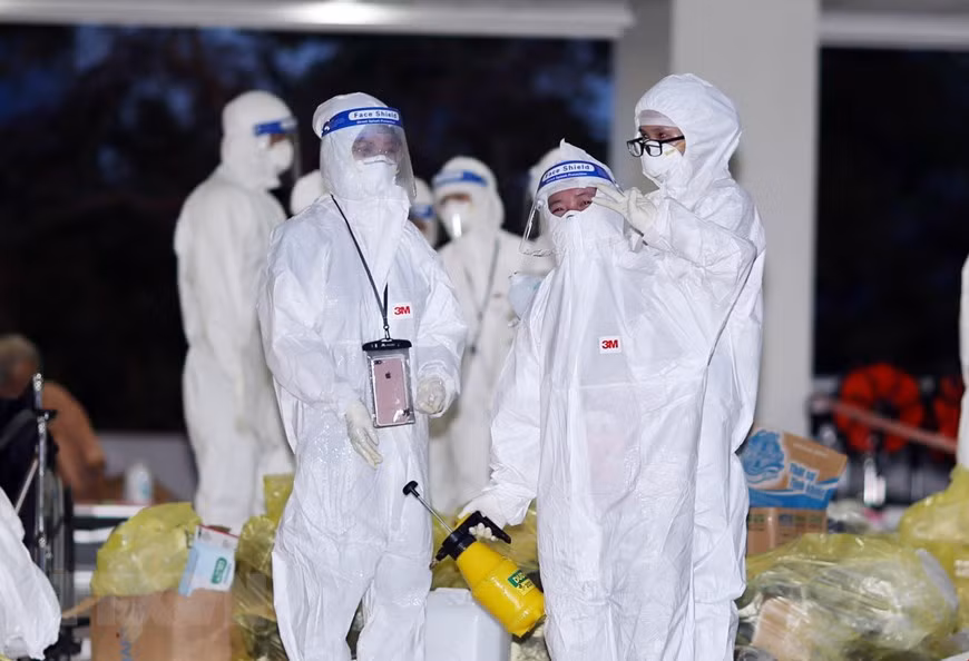 Un momento de descanso de una doctora del hospital campaña número 3 en la ciudad de Thu Duc después de cumplir su turno. (Foto: VNA)