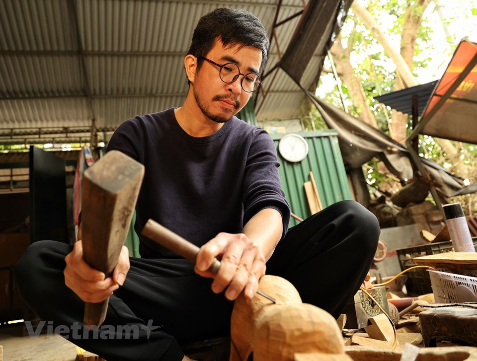 De acuerdo con el artesano Nguyen Tan Phat, la idea de implementar el proyecto de creación de 1010 búfalos lacados surgió de la obra "Trau Hoa Lac Viet" realizada por Nguyen Tan Phat, la cual ganó el primer premio en el Concurso de diseño artesanal en 2020. El artesano comenzóo su proyecto a partir de octubre de 2020 y hasta el momento, ha llegado a crear más de 400 búfalos y prevé que, una vez finalizada a finales de abril de 2021, la manada de búfalos se presente al público en su tierra natal en la comuna de Son Tay, de Hanoi. (Fuente:Vietnam+)