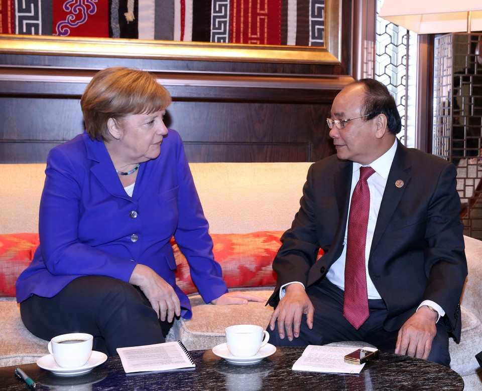 El primer ministro de Vietnam, Nguyen Xuan Phuc, dialogó con la canciller alemana, Angela Merkel, al margen del ASEM 11, el 15 de julio de 2016 en Mongolia. (Foto: VNA)