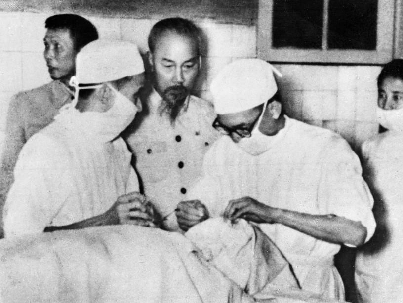 El Presidente Ho Chi Minh visita el Hospital Central de Oftalmología (Fuente: VNA)