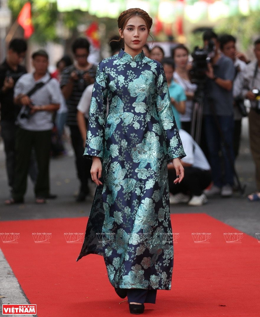 Diseño de Ao Dai, túnica tradicional de la mujer vietnamita (Fuente: VNA)