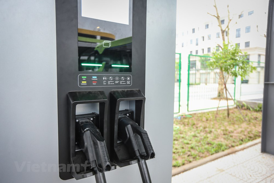 Los autobuses eléctricos VinBus utilizan un motor eléctrico ubicado en la parte trasera, alimentado por una batería de 281 kWh. La distancia de viaje de VinBus con una sola carga es de aproximadamente 220 a 260 kilómetros y recargará completamente la batería después de aproximadamente dos horas con una fuente de alimentación de 150 kilovatios (kW). El autobús eléctrico VinBus cuenta con una capacidad de 72 pasajeros, incluyendo un lugar para sillas de ruedas y plaza para discapacitados. La compañía dijo que la tarifa es similar a la de un autobús regular y los clientes pueden pagar en efectivo o a través de las plataformas en línea. (Fuente: Vietnam+)