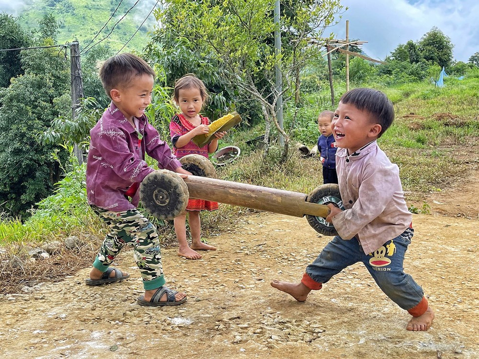 Los niños de la comuna de Sin Suoi Ho, en el distrito de Phong Tho, de la provincia de Lai Chau, están muy emocionados por el hecho que sus hermanos mayores crean un "coche de tres ruedas" para ellos. La provincia de Lai Chau pertenece a la región del Noroeste de Vietnam, que incluye también las provincias de Hoa Binh, Son La y Dien Bien. Esta región es la puerta de entrada y salida en la parte occidental del país indochino al tener fronteras con Laos y China y disponer de grandes potencialidades y condiciones favorables para el desarrollo de la producción agrícola, forestal, hidroeléctrica y el ecoturismo. (Fuente:Vietnam+)