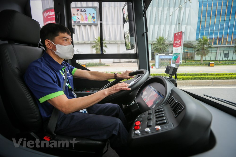El director general adjunto de la compañía de servicios del transporte VinBus, Nguyen Van Thanh, informó que su entidad plantea poner en funcionamiento un total de 200 autobuses eléctricos en Hanoi, Ciudad Ho Chi Minh y la isla de Phu Quoc. Habrá 15 rutas de autobuses eléctricos para conectar las áreas urbanas de Vinhomes con los centros de Hanoi y Ciudad Ho Chi Minh. Vietnam es uno de los países más afectados por la contaminación del aire y el cambio climático, y las emisiones de gases de efecto invernadero de los vehículos son una de las principales causas, por lo cual el proyecto de VinBus figura entre las soluciones más efectivas para resolver el problema. (Fuente: Vietnam+)