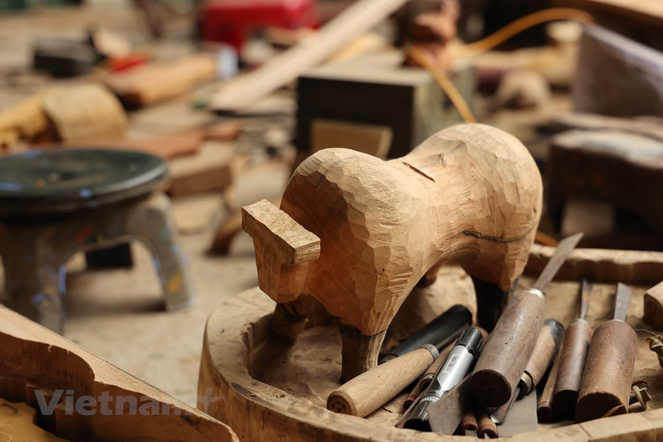 El artesano Nguyen Tan Phat ha creado búfalos en combinación con las imágenes de viviendas, puertas de pagodas y casas comunales del pueblo, lo que atrae más la atención de los espectadores. Al compartir sobre las cualidades tradicionales de sus productos, Nguyen Tan Phat dijo que “desde que era un niño, he ido con mi abuelo a los templos para pintar y restaurar capiteles antiguos, por lo que la cultura vietnamita ha sido absorbida en mí en cada respiro. Pude promover ese amor aún más cuando estudiaba en la Universidad de Bellas Artes”. Phat siempre intenta a promover la divulgación sobre la cultura y tradición de cada región. (Fuente:Vietnam+)