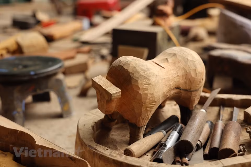 El artesano Nguyen Tan Phat ha creado búfalos en combinación con las imágenes de viviendas, puertas de pagodas y casas comunales del pueblo, lo que atrae más la atención de los espectadores. Al compartir sobre las cualidades tradicionales de sus productos, Nguyen Tan Phat dijo que “desde que era un niño, he ido con mi abuelo a los templos para pintar y restaurar capiteles antiguos, por lo que la cultura vietnamita ha sido absorbida en mí en cada respiro. Pude promover ese amor aún más cuando estudiaba en la Universidad de Bellas Artes”. Phat siempre intenta a promover la divulgación sobre la cultura y tradición de cada región. (Fuente:Vietnam+)