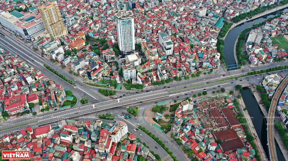 La zona del puente elevado Nga Tu So - Truong Chinh se ve vacía en el horario pico del tráfico. (Fuente: VNA)