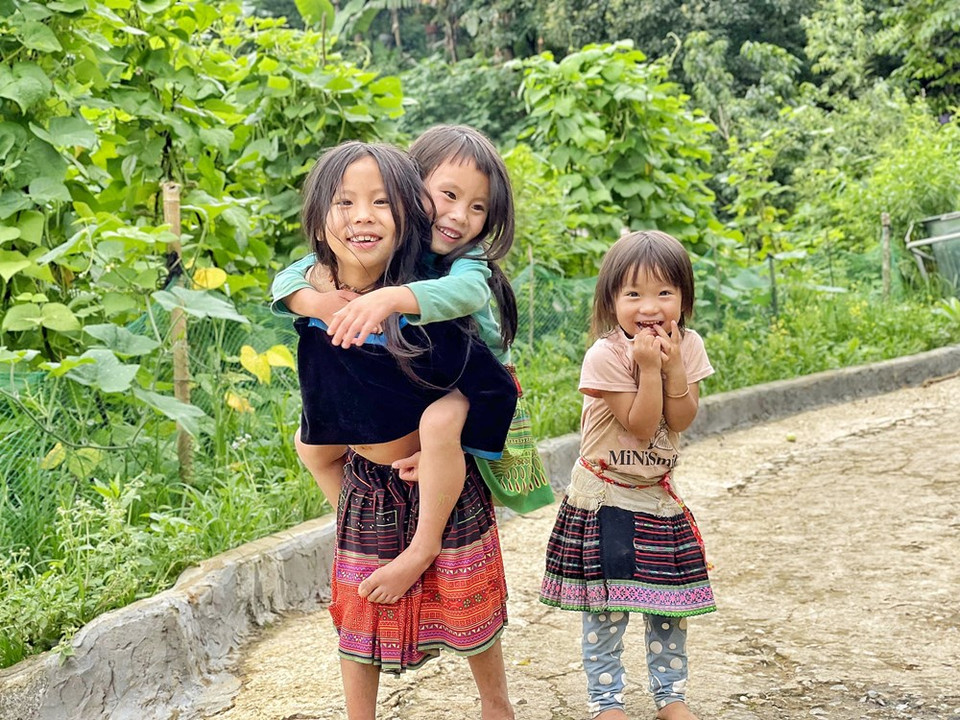 En las sinuosas carreteras que conducen a los pueblos de la región norte, no es difícil ver imágenes como esta. En la vida cultural, los Ha Nhi en la aldea de Choan The también tienen muchas canciones, bailes, instrumentos musicales y obras literarias de carácter popular. Los Ha Nhi disponen de un rico tesoro literario con cuentos de hadas, mitos y poesías folclóricas. El pueblo Ha Nhi figura entre los grupos étnicos que poseen trajes tradicionales hermosos, esta es también una característica reconocible de ese pueblo en comparación con otras etnias de Vietnam. También cuenta con el oficio de crear productos artesanales tradicionales, especialmente el tejido y teñido de telas. (Fuente: Vietnam+)