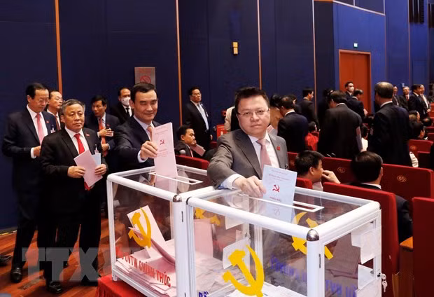Los representantes del Comité partidista del bloque de organismos centrales de Vietnam votan por el Comité Central del XIII mandato (Fuente:VNA)