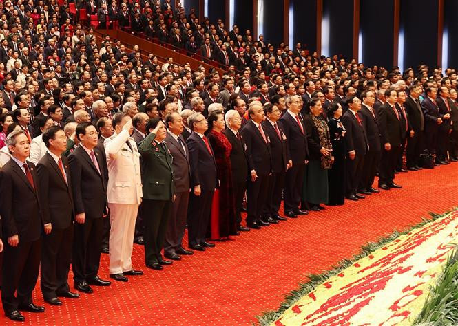 Los delegados saludan la bandera nacional (Fuente: VNA)