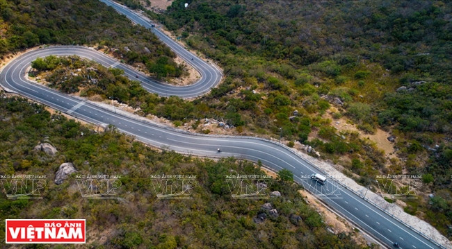 El paso sinuoso conduce a la bahía de Vinh Hy. (Foto: VNA)